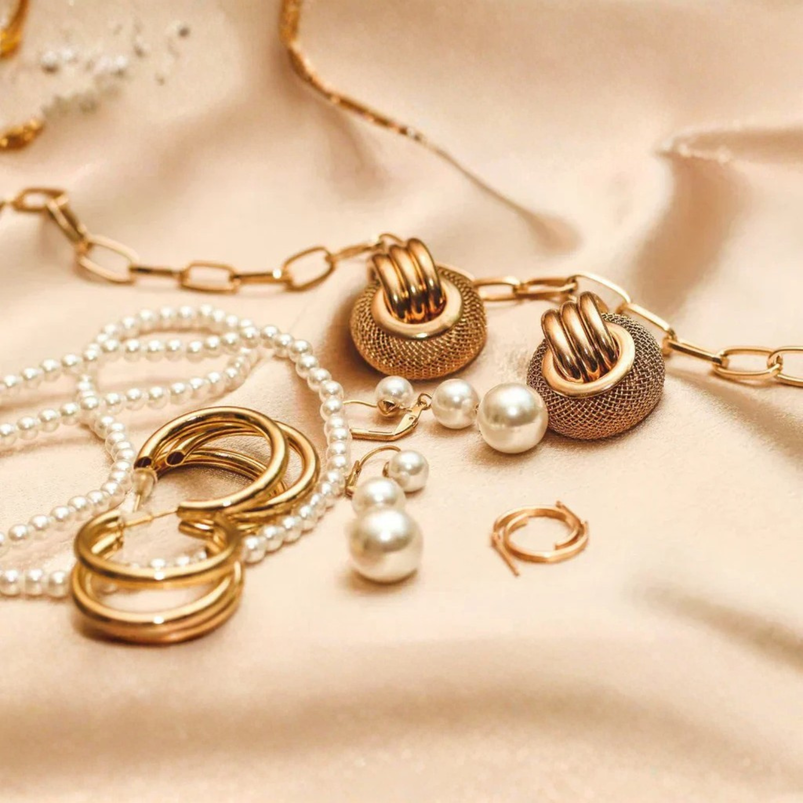 Amora Haus | Minimalist vs Statement Jewelry: Which Style Defines You?